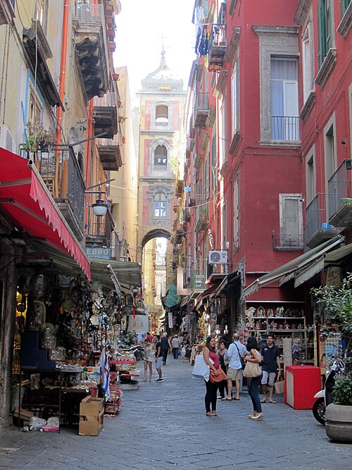 Via San Gregorio Armeno a Napoli, famosa strada delle botteghe dei presepi