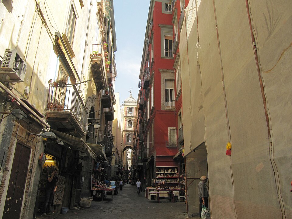 Botteghe e strada di San Gregorio Armeno a Napoli