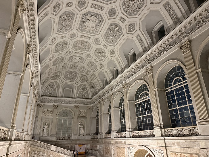royal-palace-naples-interior